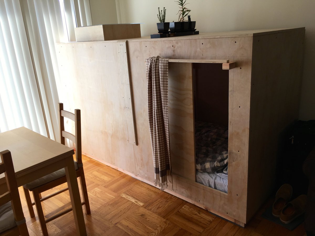 Ο 25χρονος διακοσμητής Πίτερ Μπέρκοβιτς (Peter Berkowitz), μην μπορώντας να βρει στέγη στο Σαν Φρανσίσκο, βρήκε μια «πρωτότυπη λύση»: έχτισε από ξύλο ένα υπνοδωμάτιο (σχεδόν σκυλόσπιτο) σε κάποια τετραγωνικά μέτρα ενός σαλονιού που νοικιάζει