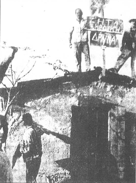 Στιγμιότυπο από τη «Μάχη της παράγκας», με κατοίκους να κρατάνε πλακάτ που αναγράφει «Ζήτω η ηρωική Δραπετσώνα»